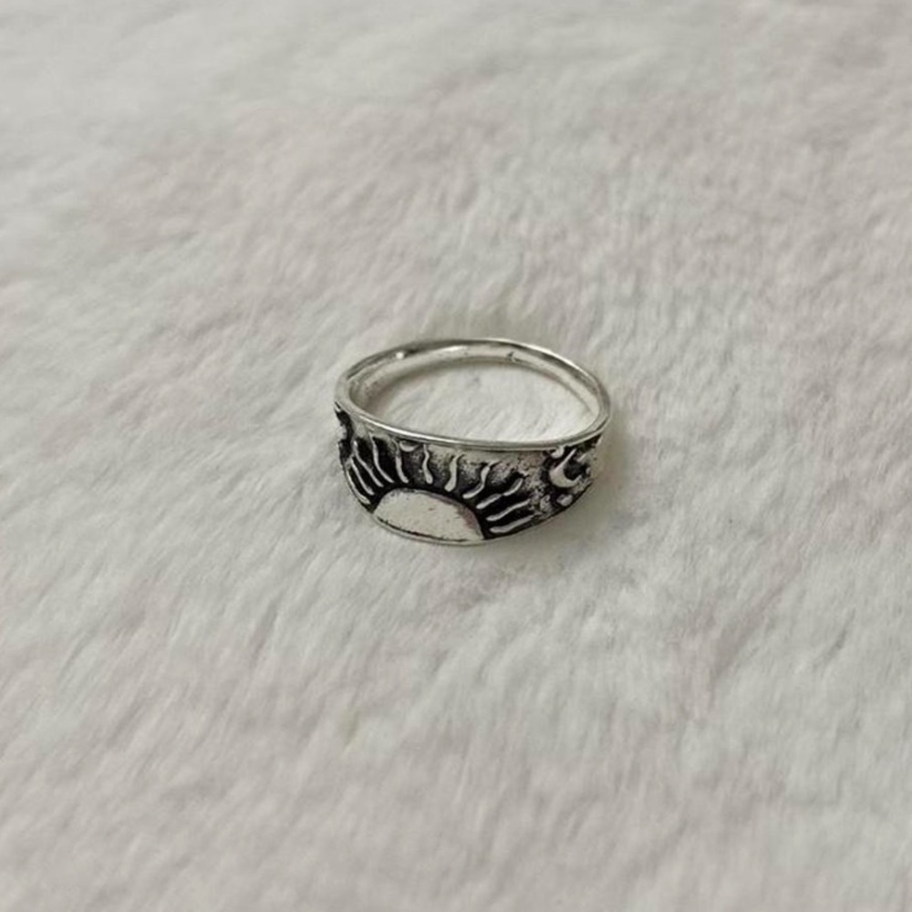 5/$15 🩷 MUST BUNDLE Silver Sunburst Ring - Picture 3 of 3